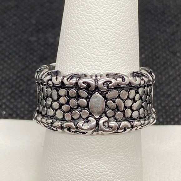 Ring - Picture 1 of 3